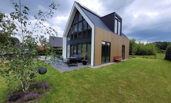 Gasselte House | Villa Bosanemoon is beautifully situated on Holiday Park the Kremmer. This modern vacation villa is located within walking distance of 't Nije Hemelriek. Suitable for six persons, with three bedrooms and two bathrooms.