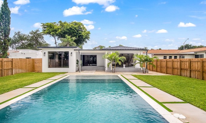 Northeast Miami House | Villa By The Shore