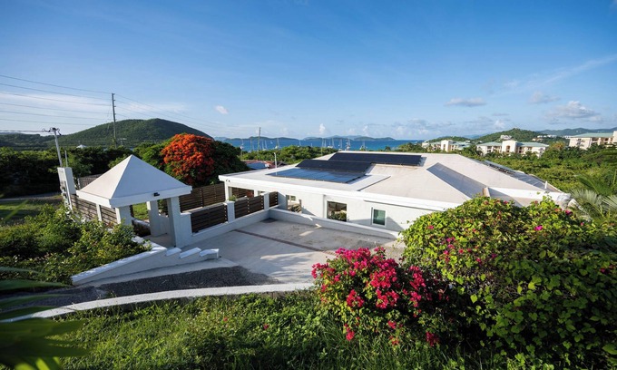 Nazareth Villa | Villa Cabrita - Walk to the Ritz beach! East End