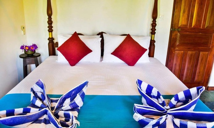Hikkaduwa Villa | Villa Camellia Garland 3 room beach house