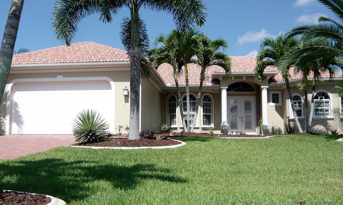 Cape Coral Villa | Villa'Cape Florida 'with heated pool/spa on a wide Gulf access canal
