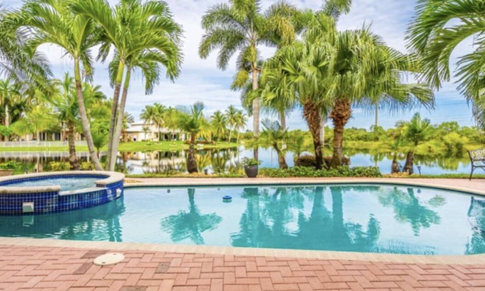 SilverLakes Villa | Villa,centrally located with lake,views, jacuzzy,pool,mini golf.events paradise
