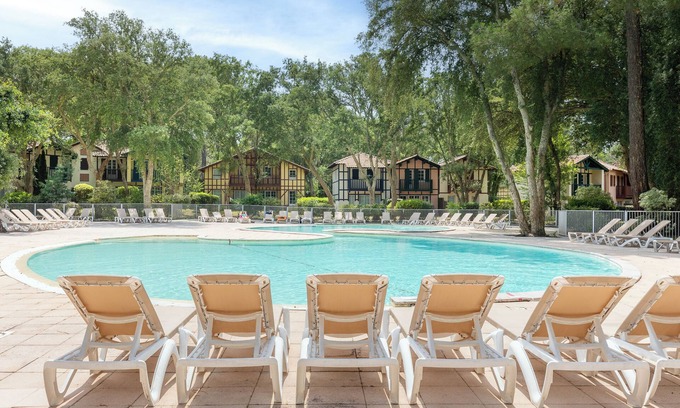 Moliets-et-Maa Villa | Villa 'Christine' with Shared Pool, Shared Garden, and Balcony