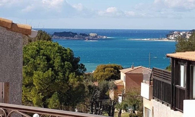 Sanary-sur-Mer Villa | Villa Club de 48 m2, 2 Chambres, Wifi, Clim, vue Mer, 10 mn à Pieds de la Plage