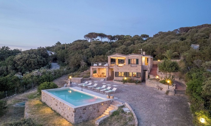 Alghero Villa | Villa 'Coral Bay' with Sea View, Wi-Fi and Air Conditioning