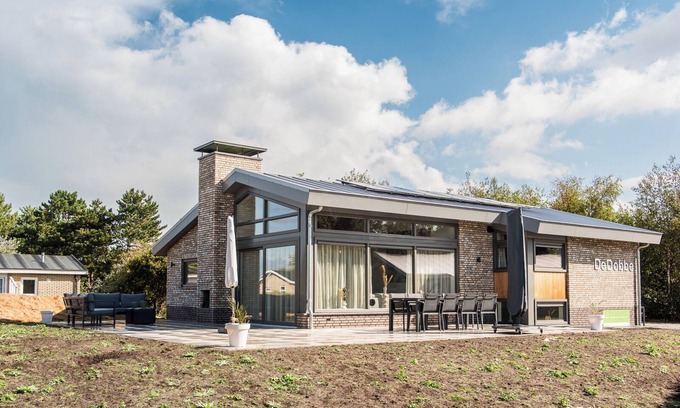 Buren House | Villa Dobbe located on the grounds of Klein Vaarwater in Buren.