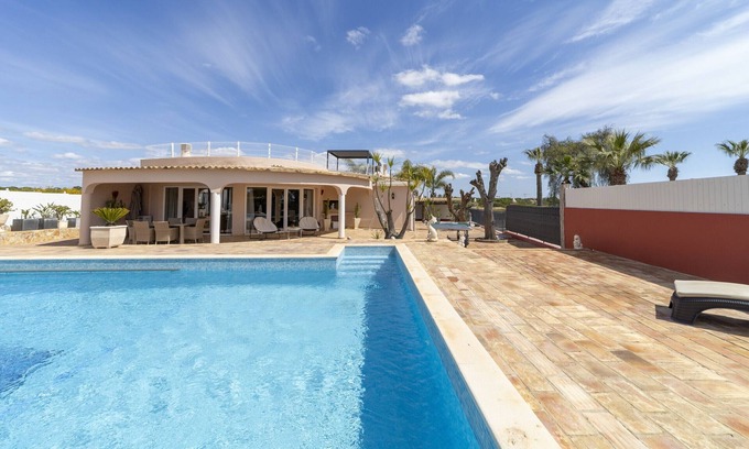 Albufeira Villa | Villa Dolce Vita is a pretty single story villa with swimming pool