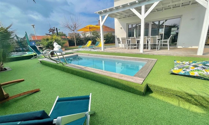 Biscarrosse Villa | VILLA DU PRAT A colorful residence.