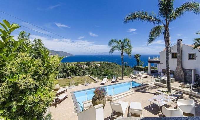 Taormina Villa | Villa Edipo Grande: A bright three-story villa which faces the sun and the sea, with Free WI-FI.