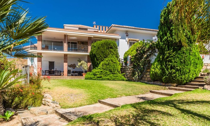 Salobrena Villa | Villa El Pino. Beautiful and spacious Spanish style villa with private pool