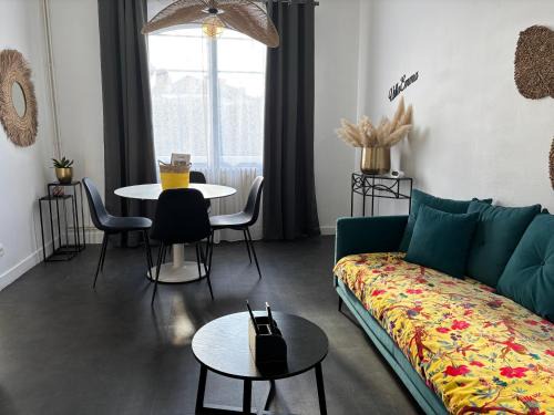 Chatellerault House | Villa Emma , maison classée 3 étoiles au centre de tout avec jardin clos à Châtellerault, à 20 mn Futuroscope&Aquascope