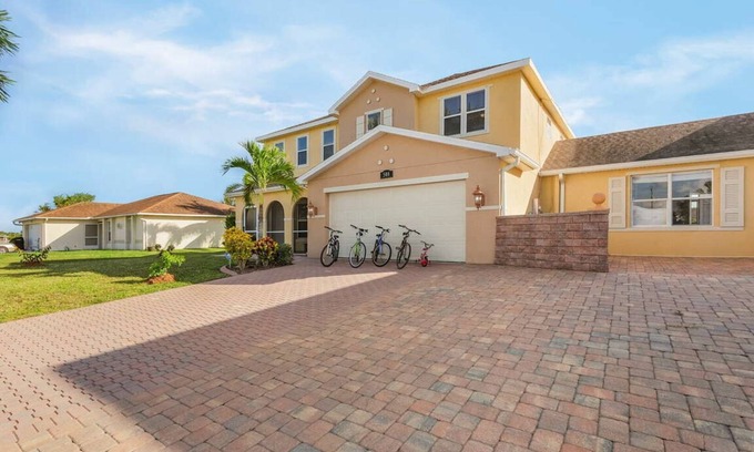Mariner House | Villa Enzo 5BRs, 2.5 BAs, sleeps 20+, 43 feet long heated pool, over 3,100 sqft.