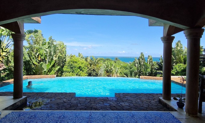 Nosy Boraha Villa | Villa exclusive avec piscine vue panoramique sur la mer et la forêt, parc, wifi.