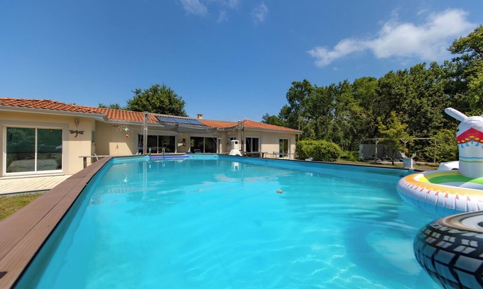 Biscarrosse Villa | Villa 'Familiale Sur 3000m2 Avec Piscine' with Private Pool, Private Terrace and Wi-Fi