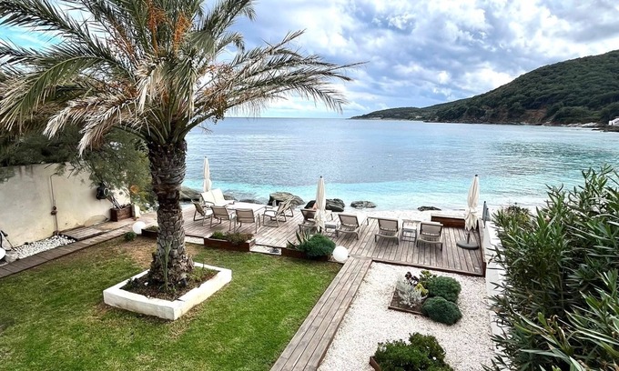 Meria House | Villa flat with garden and direct access to the beach - sensational -