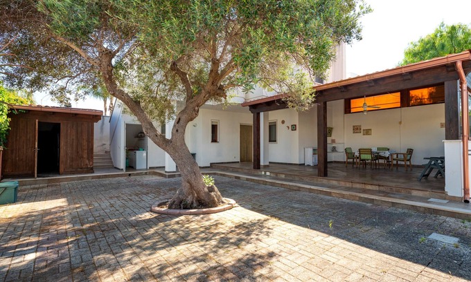 Torre Santa Sabina Villa | Villa 'Flower House In Carisciola' with sea view, private terrace and air conditioning