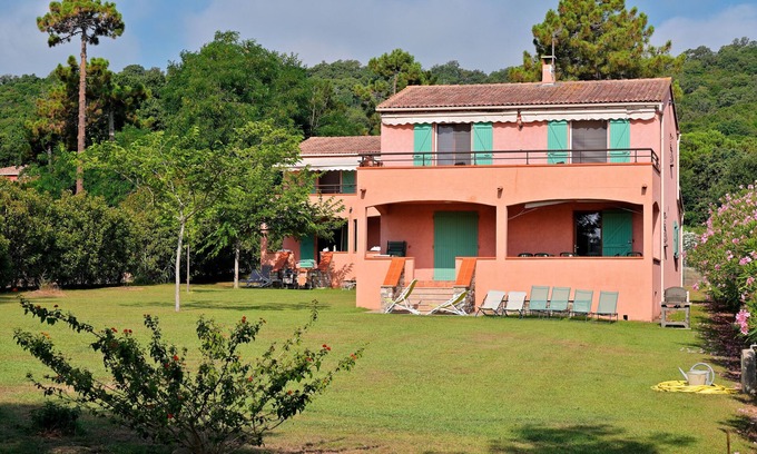 Poggio-Mezzana Villa | Villa for 10 to 12 people on the seafront.