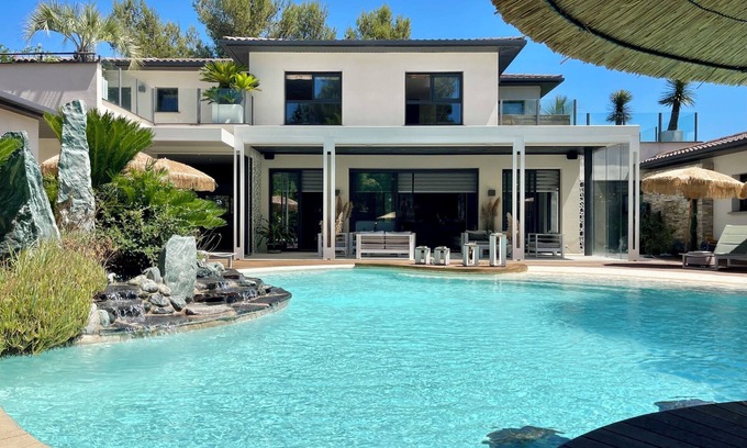 Saint-Clement-de-Riviere Villa | Villa Nirvana Luxury Escape