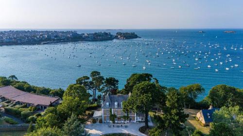 Dinard Bed & Breakfast | Villa Haute Guais, maison et table d'hôtes vue mer