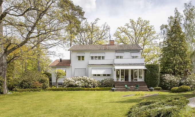 Saltsjobaden House | Villa idyll on Solsidan with award-winning park-like garden and lake views!