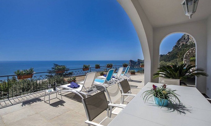 Sirenuse House | Villa Ilona Piccola: A splendid and luminous two-story independent house which faces the sun and the sea, with Free WI-FI.