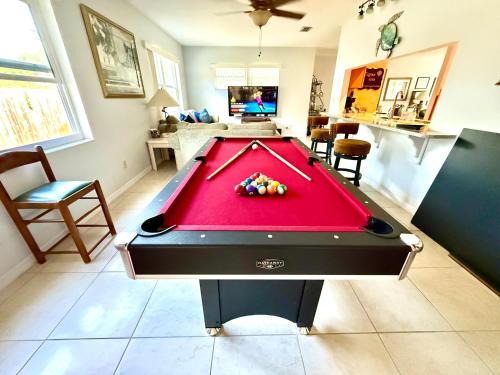 Park Lake Estates House | Villa IMPRESSA -Close to Beaches, Billiard,Ping-Pong Table, Lanai, Fire Pit, BBQ, Patio, Back Yard