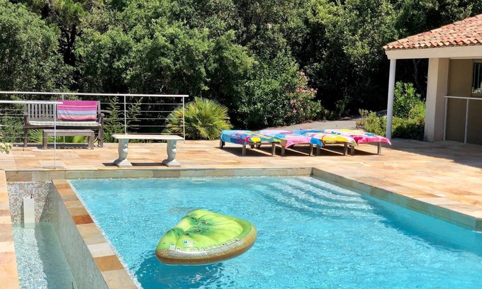 La Croix-Valmer Villa | Villa in La Croix-Valmer with Sea Views