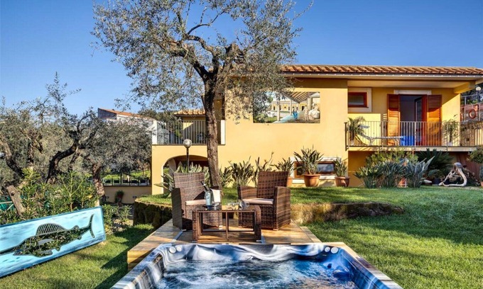 Schiazzano Villa | Villa in Schiazzano with 5 bedrooms sleeps 10