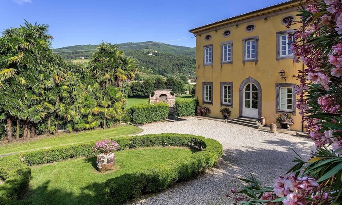 Vorno Villa | Villa in Vorno with 12 bedrooms sleeps 24