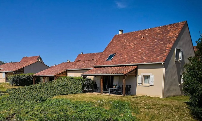 Lanzac Villa | Villa, jacuzzi, semi-detached, 2 bathrooms, sleeps 6