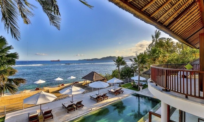 Petitenget Villa | Villa Jukung Absolute Beachfront .private Access to the sea