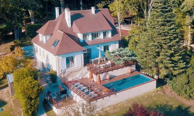 Mezy-sur-Seine Villa | Villa “La Bihourdière” — Exceptional property on a wooded park with heated pool