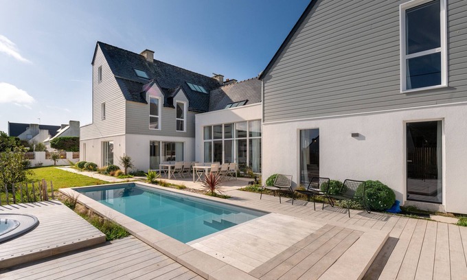 Saint-Pierre-Quiberon Villa | Villa "Les Palissades" with Outdoor Pool and Sauna