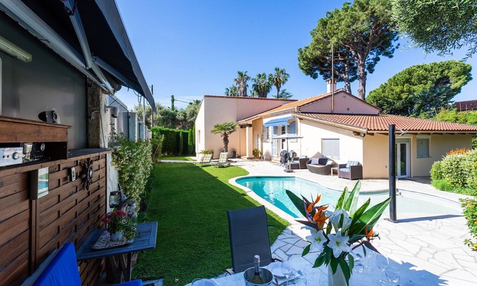 Cap-d'Antibes Villa | VILLA LES ONDES VI4120 by RIVIERA HOLIDAY HOMES