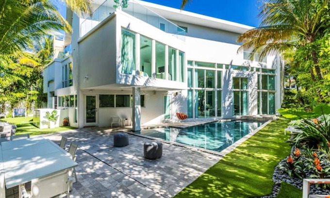 Golden Beach Villa | Villa Loggia