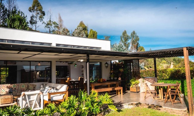 Retiro Villa | Villa Lorena