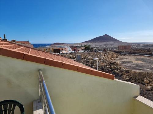 El Medano House | Villa Los Vientos only 100m to the surf beach, terrace, balcony, sea view, wifi