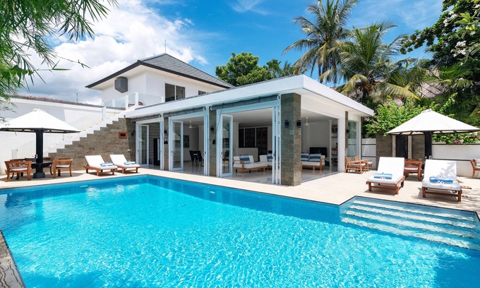 Dencarik Villa | Villa Lovina-beach 2, luxury 5 * villa, staff, beachfront, pool, free boattrip