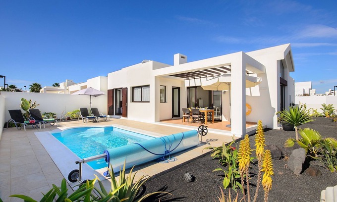 Playa Blanca House | Villa Luna with Mountain View, Pool, Terrace and Wi-Fi
