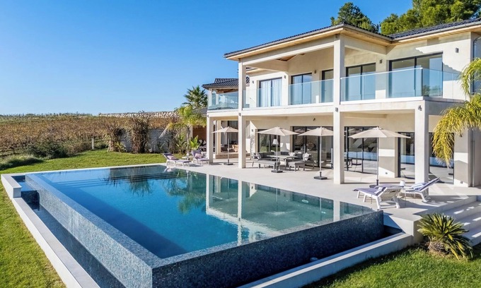 Plaissan Villa | Villa Luxe SCL Heated mirror pool Jacuzzi and exotic garden in vineyard
