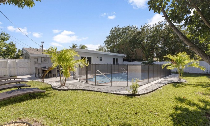 Boca Raton House | Villa Luxe: Spacious 4 BD/3BA Heated Pool BBQ Large Fenced-In Yard