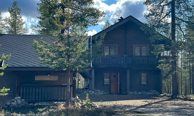 Pyhatunturi Cottage | Villa Mörhön maja - A traditional Finnish log cabin right by the Pyhä Ski Resort