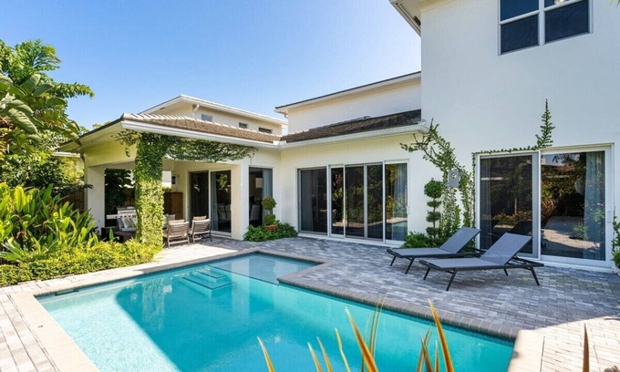 Poinsettia Heights Villa | VILLA MAGNOLIA-with heated pool-by VIAC