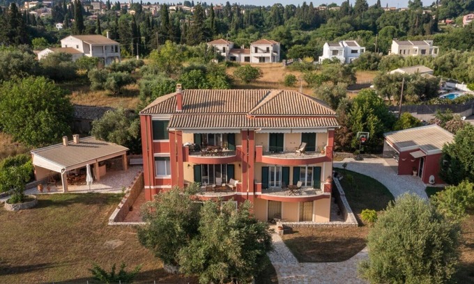 Afra Villa | Villa Mari Anna is offers a garden, barbecue facilities, swimming pool, terrace
