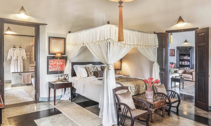 Kathaluwa Apartment | Villa Mayurana - Deluxe Suite with partial lake viewn