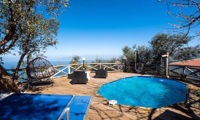 Priora Villa | Villa Mil, surrounded by greenery with splendid view of the Gulf of Naples