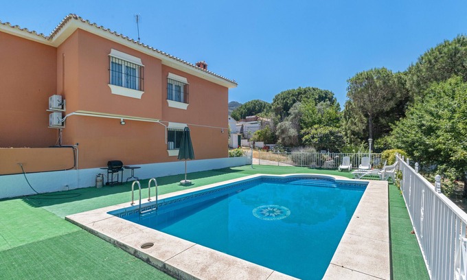 Pinos de Alhaurin Villa | Villa 'Nature Pinos De Alhaurin' with Mountain View, Wi-Fi and Air Conditioning
