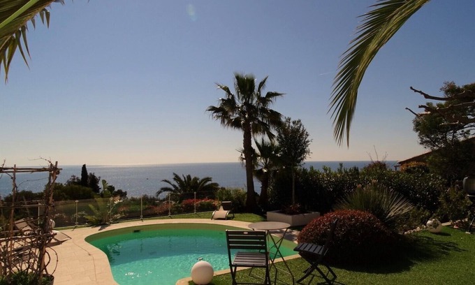 Antheor House | Villa near the beach for 8-9 people, air con, pool, secure private estate