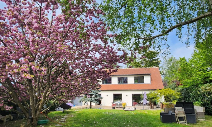 Saint-Nom-la-Breteche Villa | Villa Neuve Centre Village