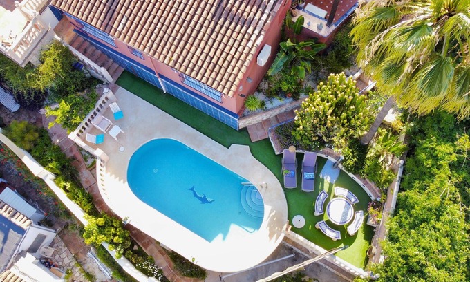 Fuengirola Villa | Villa Nirvana - Playa a 5 Min. Piscina & Parking